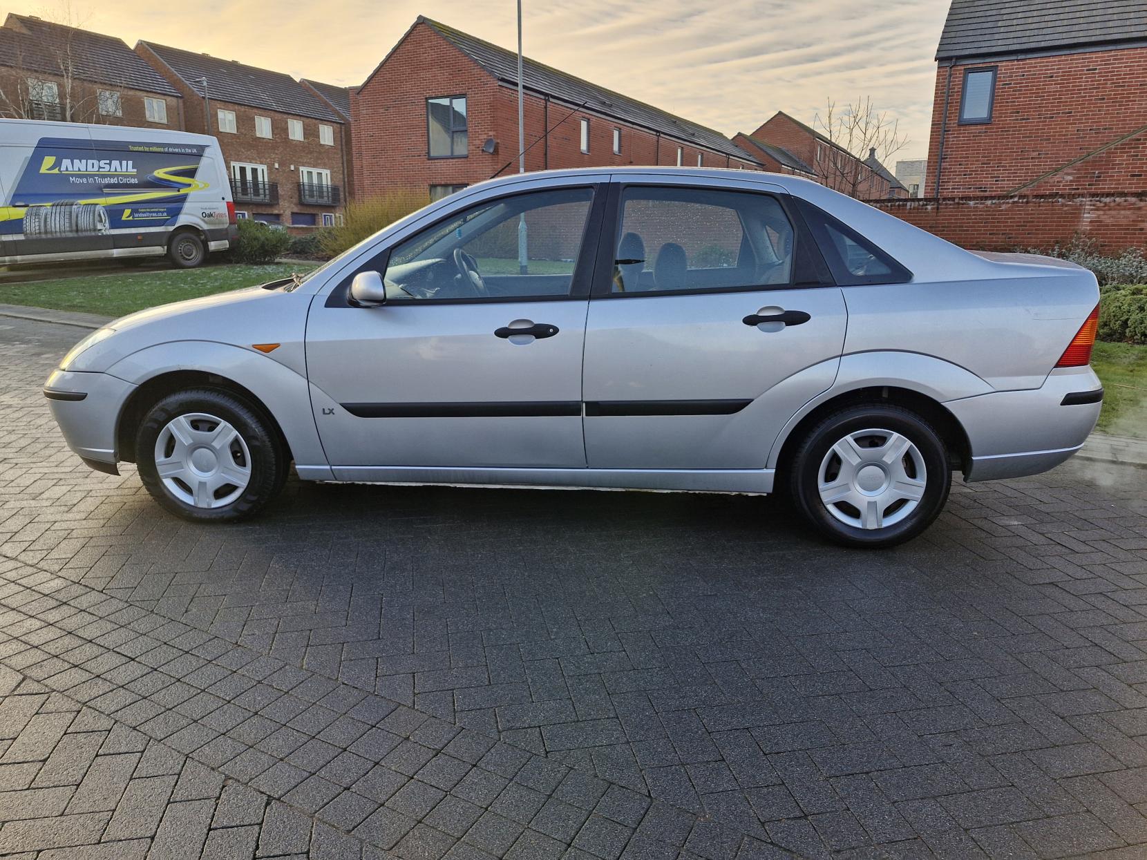 Ford Focus 1.4i 16v LX Hatchback 3dr Petrol Manual (158 g/km, 74 bhp)