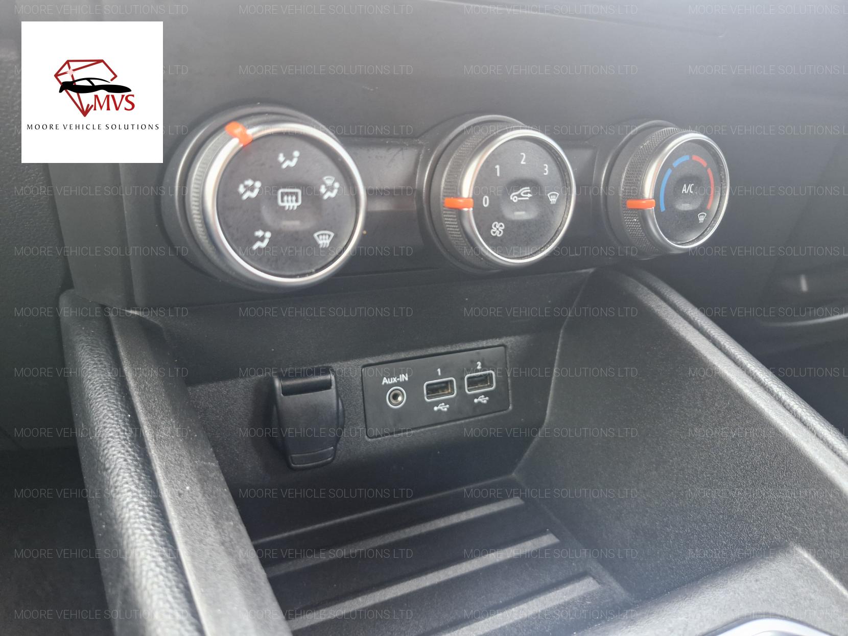 Renault Clio 1.0 SCe Iconic Hatchback 5dr Petrol Manual Euro 6 (s/s) (75 ps)